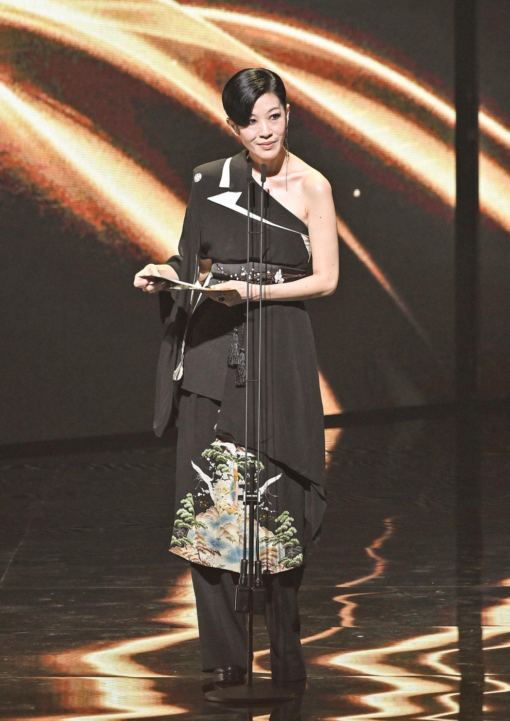 第31屆金曲獎，陳珊妮頒發年度歌曲獎。圖／台視提供