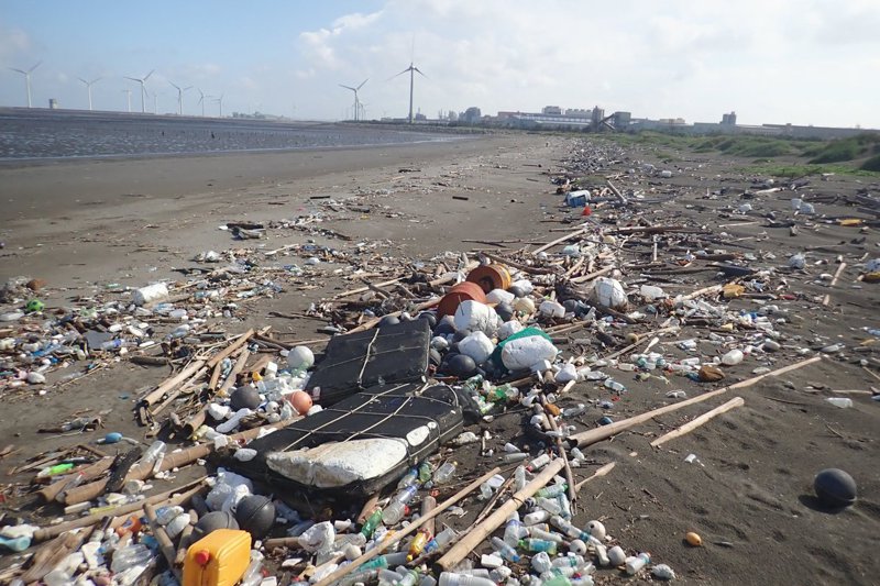 堆積在河道裡的垃圾，最終會流向海洋，在被沖上岸來。專家認為，這就是沙灘、河川垃圾越撿越多的秘密。圖／李璟泓提供