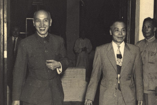 1949年7月引退總統的中國國民黨總裁蔣中正（左）第一次赴廣州拜訪代總統李宗仁。圖／翻攝自國史館網頁