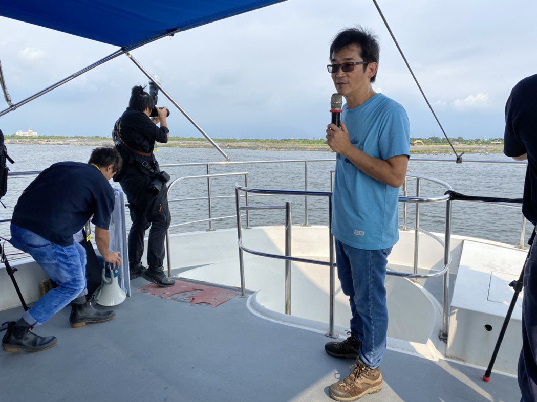 導演魏德聖乘船到大鵬灣，舉行「台灣三部曲」場景動工儀式。記者陳弘逸／攝影