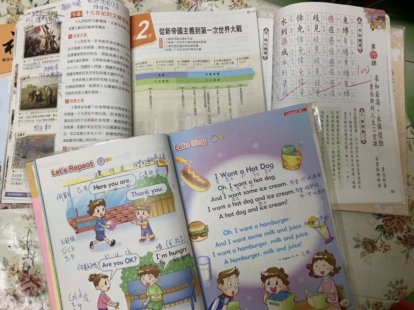 陳何月雲的課本滿滿筆記，記不起英語發音，她就用注音符號標示。 圖／趙宥寧 攝影