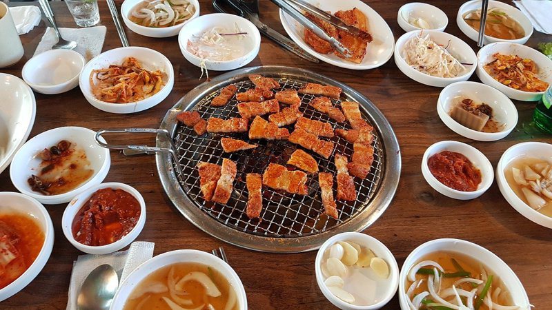 網友和朋友一共8人去吃韓式燒烤，結果店家忘記把訂金扣掉，退款卻又拖很久，讓原PO相當不滿。 圖／pixabay