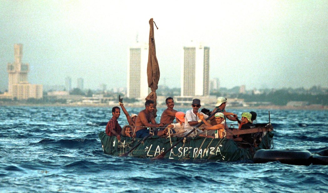 「乾腳濕腳」政策若有效執行，將使「救援隊」失去生意。圖為1994古巴逃難潮的資料...