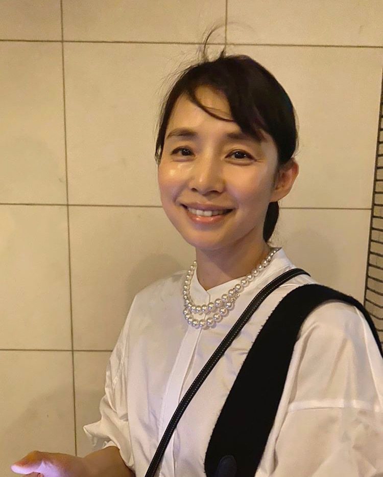 石田百合子在51歲生日時PO文，配戴自己購入的MIKIMOTO COMME des GARÇONS聯名系列南洋珍珠串鍊。圖／取自IG @yuriyuri1003