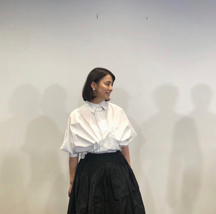 石田百合子配戴MIKIMOTO COMME des GARÇONS聯名系列珍珠串鍊，宣傳她的電影新作「希望」宣傳。圖／取自IG @yuriyuri1003