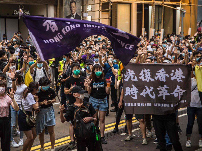 曾任職陸委會多年的前官員施威全表示，若張女申請定居台灣遭駁的理由是通案而非個案，恐顯示對港人申請定居台灣的進一步限縮，圖為香港反送中遊行。法新社
