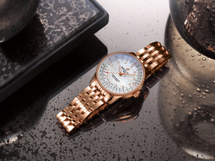 金表並不獨鍾男性，百年靈（Breitling）今年也有新款Navitimer 35毫米自動腕表，以珍珠母貝表面襯鑽石時標，柔美動人，91萬8,000元。圖 / Breitling提供。