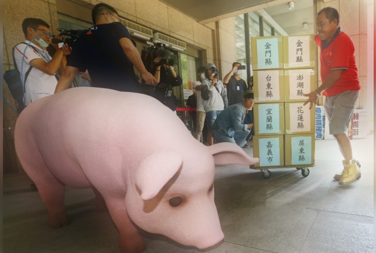 政府倉促開放含萊劑美豬僅口引發爭議，圖為國民黨日前將「反萊豬顧食安公投」連署書送至中選會。聯合報系資料照／記者杜建重攝影