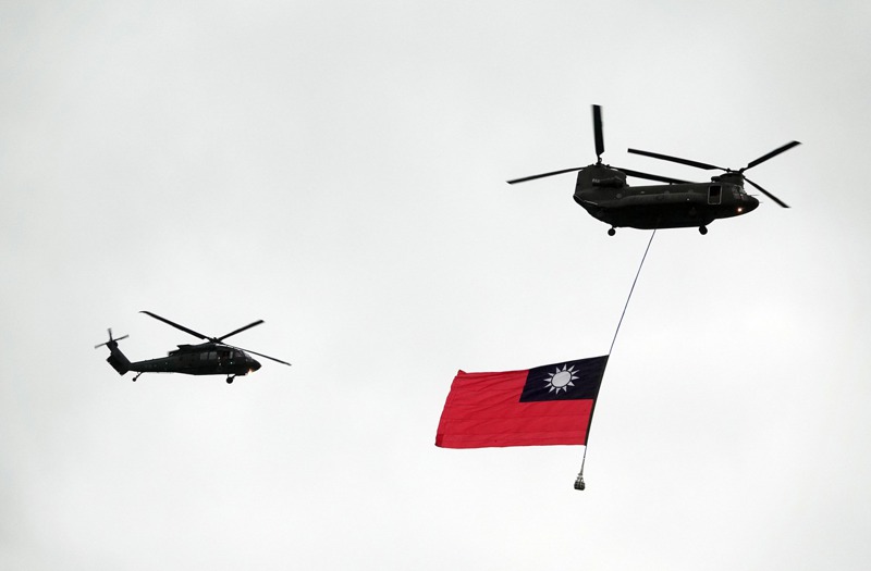 雙十國慶即將到來，國軍上午舉行國慶飛行器全兵力預演活動，7架黑鷹直升機（UH-60M）伴隨兩架CH-47SD吊掛巨幅國旗進場。記者曾吉松／攝影