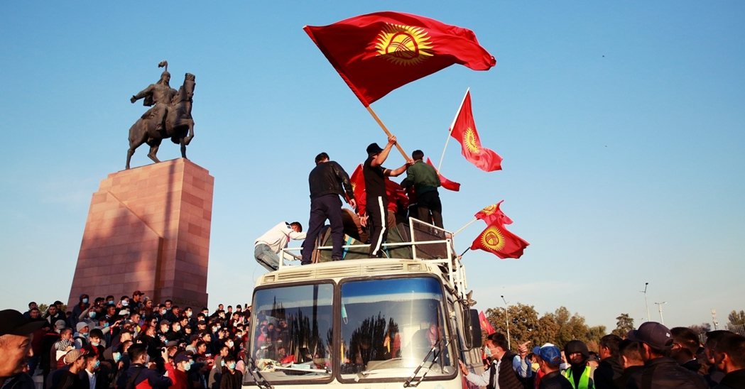吉爾吉斯共和國，自周日開始就陷入了全國性的政治動亂。圖為5日，首都比斯凱克抗議大...