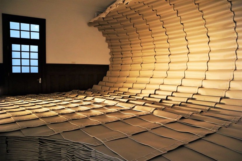 藝術家范承宗以古籍「線裝」裝幀為構想，以兩千本書籍營造視覺波浪，彷如向觀眾襲來，...