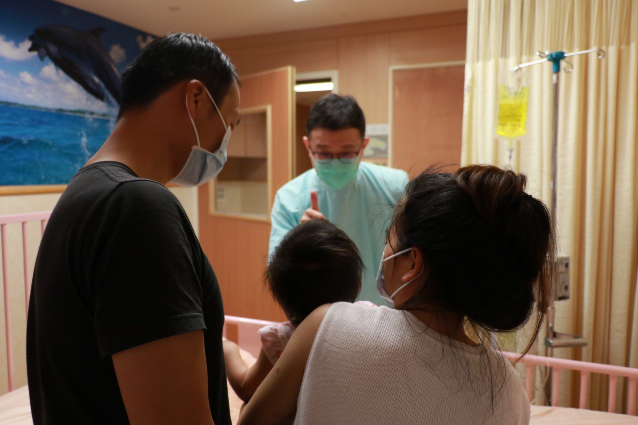台中慈濟醫院小兒科醫師余孟恭向女嬰父母說明水痘病毒感情形。圖／台中慈濟醫院提供
