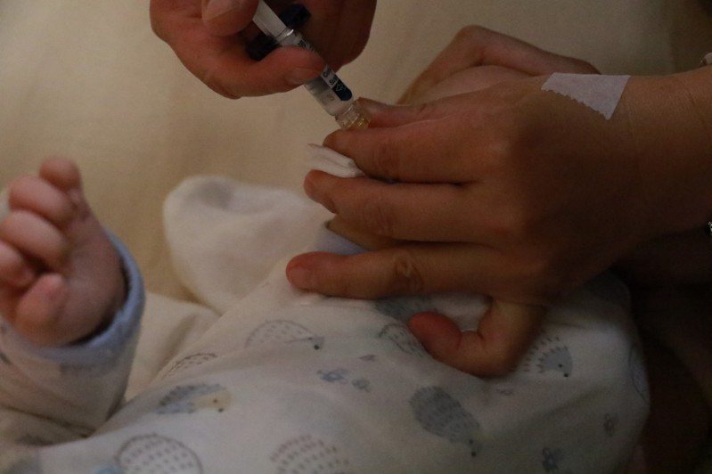 醫師提醒家長，千萬別忽略孩子應常規接種的疫苗，「一針也不可懈怠」。圖／台中慈濟醫院提供