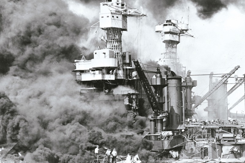 日本偷襲珍珠港事變，美軍西維吉尼亞號戰艦遭日軍重創，一艘小艇正在營救艦上水兵。美聯社