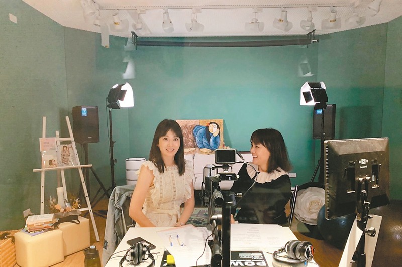 今年上半年台灣Podcast節目大爆發，目前已有上千檔節目，讓台灣創作者趨之若鶩，競相投入播客行列，圖為播客之一的Melody（左）錄製的情景，右為受訪來賓王貞妮。圖／Melody提供