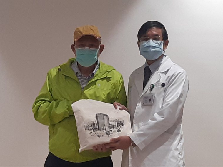 台大癌醫院長楊志新（右）送曾先生禮物，慶祝他的重生。記者邱宜君／攝影