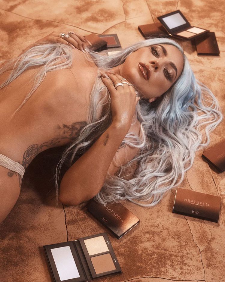 女神卡卡為自己的彩妝產品造勢，上空半裸入鏡。圖／摘自Instagram