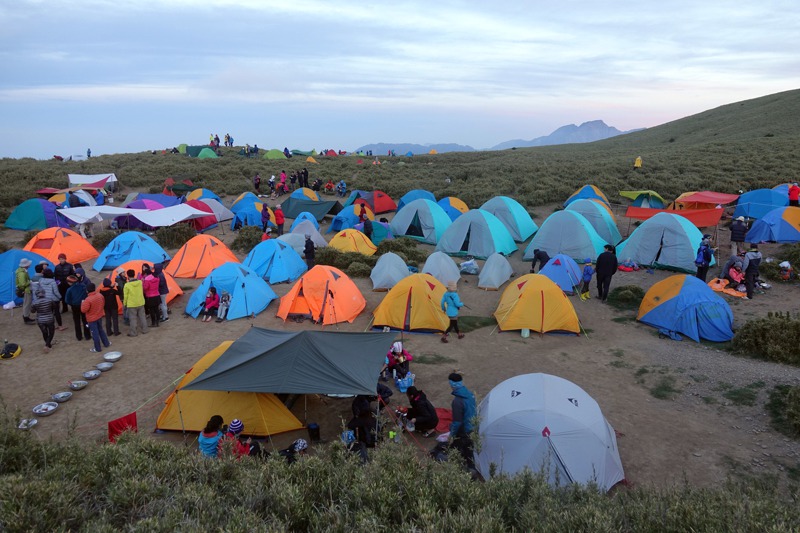 太魯閣國家公園禁止露營，但入夏後，合歡山小溪營地擠滿露營遊客。圖／聯合報系資料照片