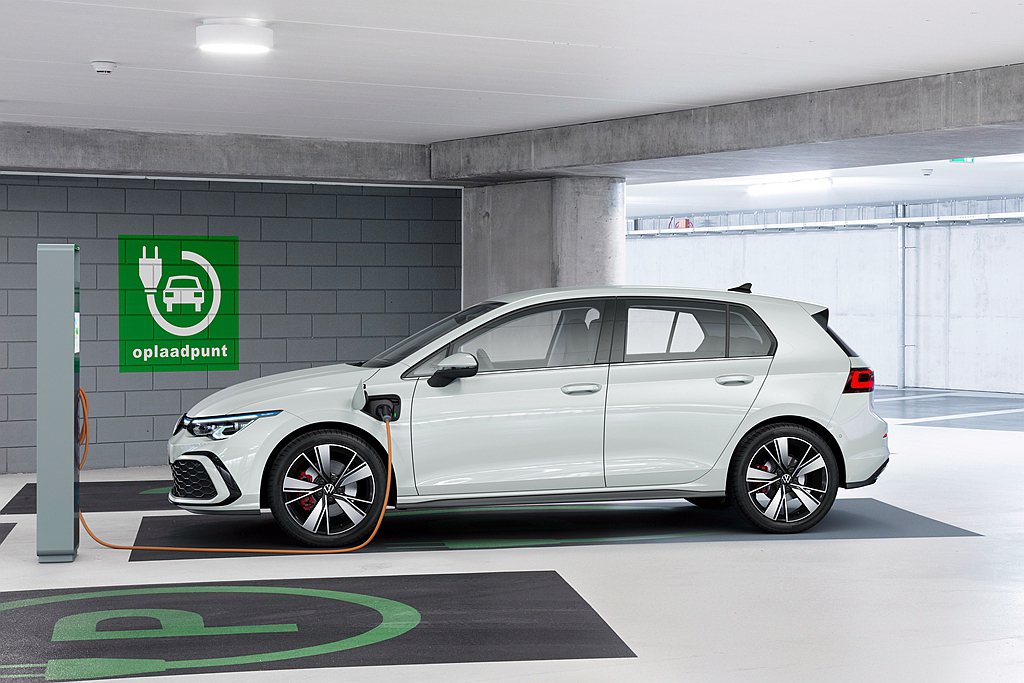 全新第八代福斯Golf較著重於節能表現並提供Mild Hybrid輕度複合動力、Plug-In Hybrid插電式複合等動力系統。 圖／Volkswagen提供