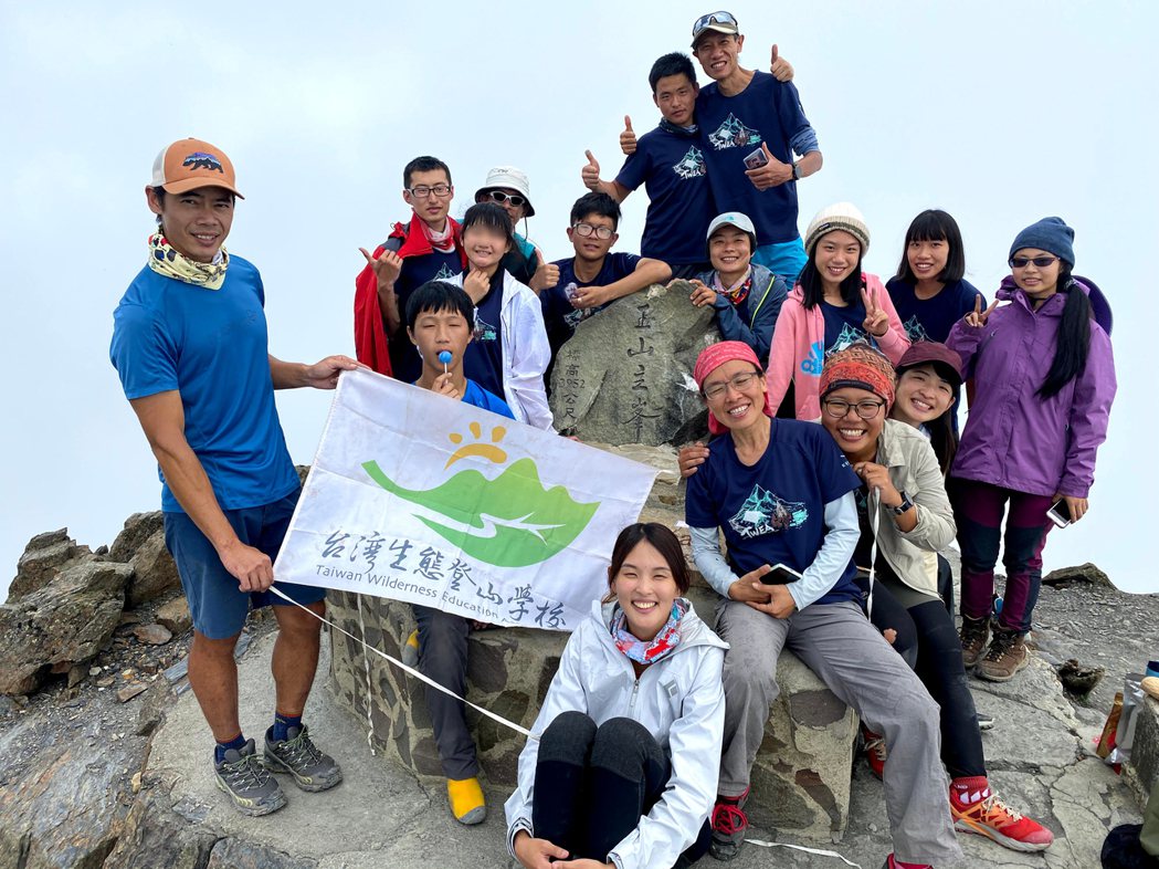 台灣生態登山學校今年暑假的「青鳥壯遊」，帶領青少年完成從平地登上玉山之旅。