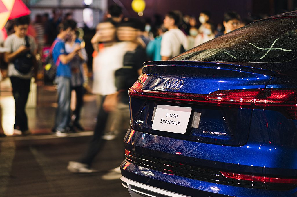 Audi e-tron在2020台北白晝之夜現身，成為表演與藝術的載體。Audi...