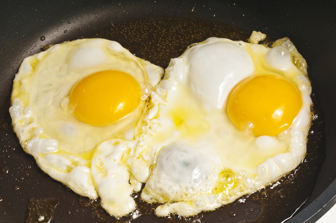台北馬偕資深營養師趙強表示，雞蛋與健康風險之間的關鍵在於料理方式，水煮少油，一定比炒煎等多油烹調來的健康。圖／ingimage