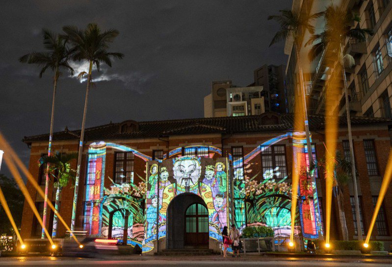 民眾來設計展，晚上必訪新竹美術館光雕投影。圖／新竹市政府提供
