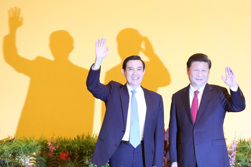 2015年11月7日馬英九總統（左）與中國國家主席習近平（右）在新加坡舉行馬習會，成為兩岸重大歷史事件。圖／聯合報系資料照片