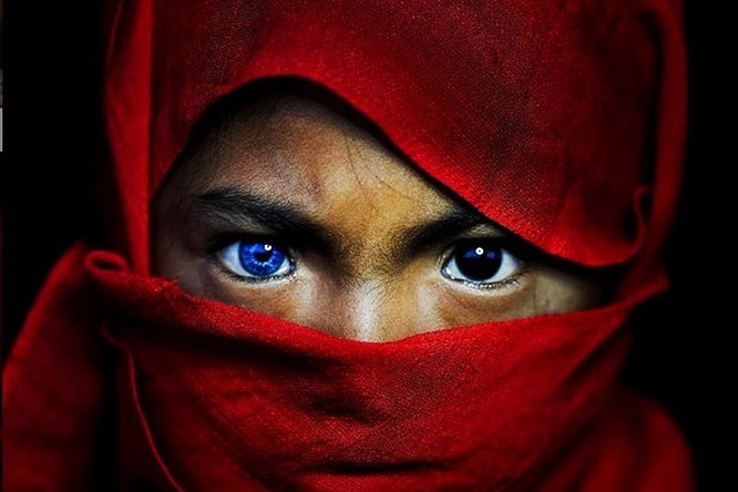 印尼地質學家科契諾9月赴布頓島，拍攝居民的獨特藍眼。畫面翻攝：MAILONLINE