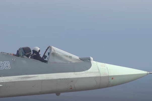 俄羅斯國防部發布影片的截圖中可見一架蘇愷57飛機在沒有駕駛員座艙罩的畎態下飛上天。圖／取自YouTube