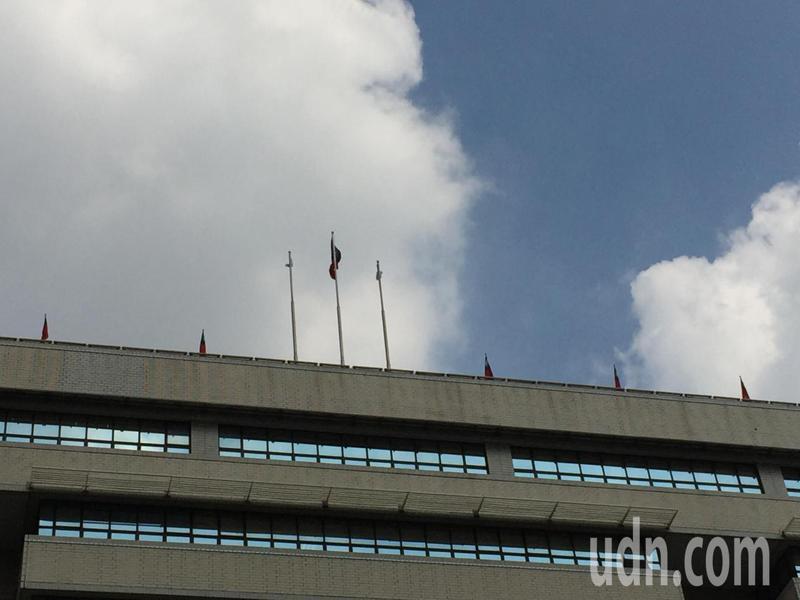 高雄市政府四維行政中心在頂樓插國旗慶祝國慶。記者楊濡嘉/攝影