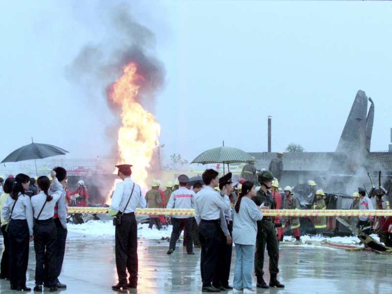 1997年10月10日空軍編號1310的C－130運輸機失事墜毀在松山機場北側圍牆邊並起火燃燒，造成五死五傷。圖為現場情形。圖／聯合報系資料照片