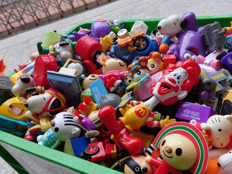 台灣玩具圖書館協會回收二手玩具多年，協會統計發現塑膠玩具中，以連鎖速食業者、便利超商附贈或集點送的公仔玩具為最大宗。圖／台灣玩具圖書館協會提供