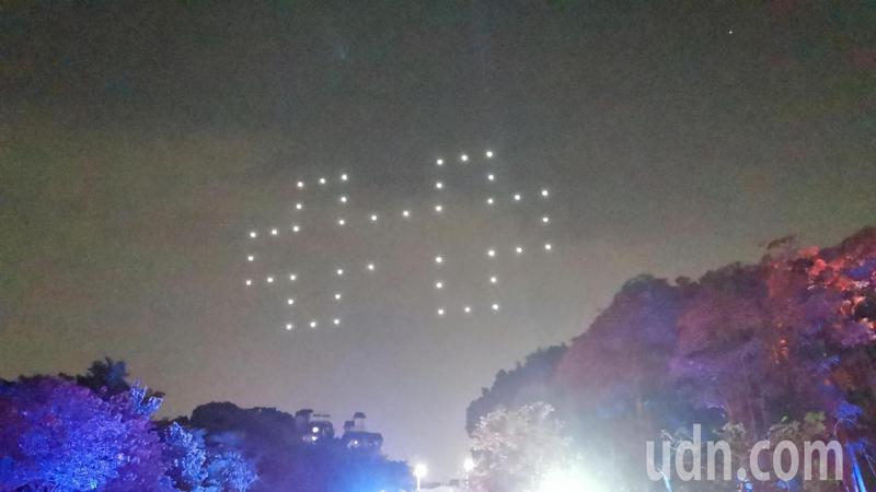 北香湖畔吸引數萬人潮，欣賞無人機燈光秀。記者卜敏正／攝影