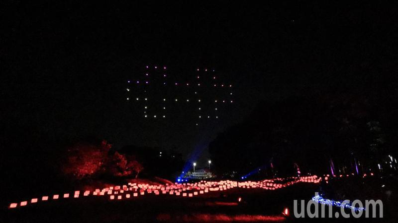 北香湖畔吸引數萬人潮，欣賞無人機燈光秀。記者卜敏正／攝影