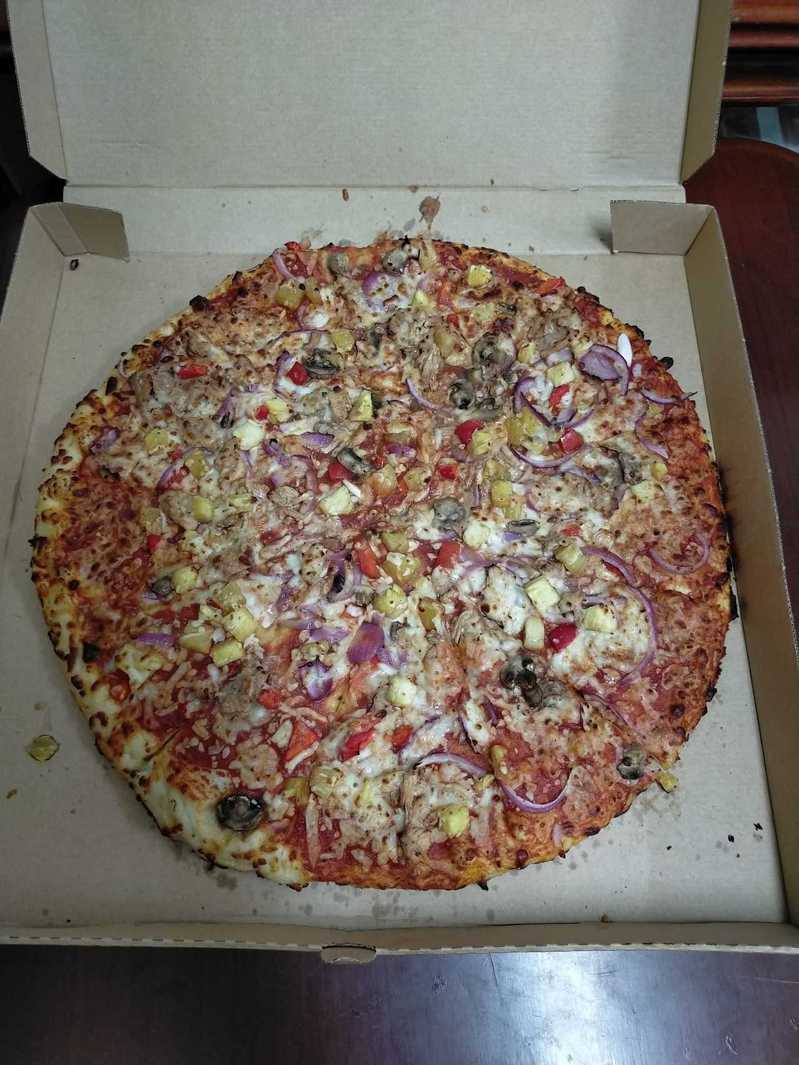 網友分享好市多18吋披薩的配料滿到讓人「密集恐懼症發作」，而售價只要270元。圖擷自Costco好市多 商品經驗老實說