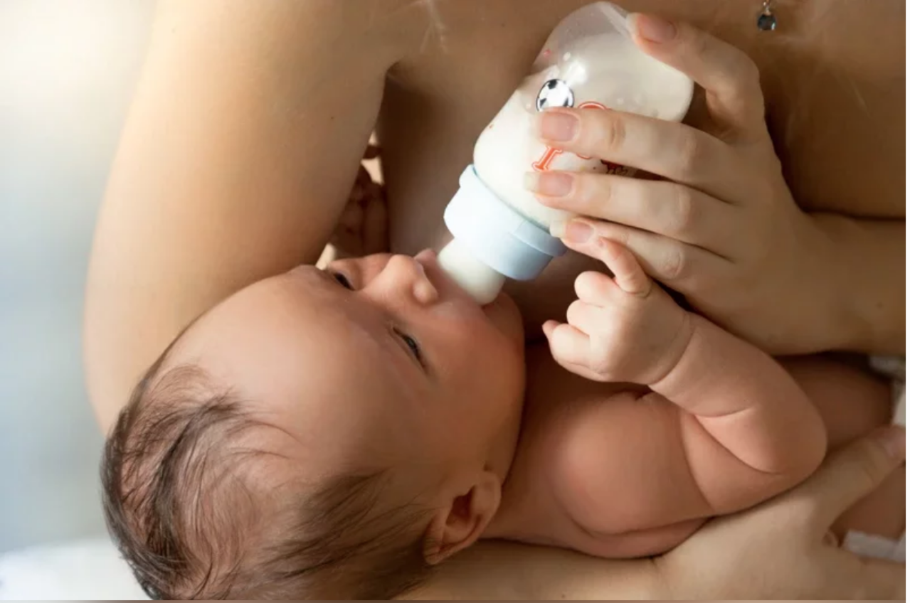 家長泡奶或是餵食孩子前務必洗手。示意圖／ingimage