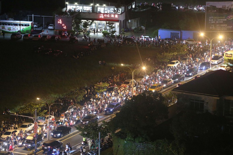 台南國慶焰火湧入42萬人，現場人潮擠爆，散場後從高空往下望盡是滿滿人潮。記者劉學聖／攝影