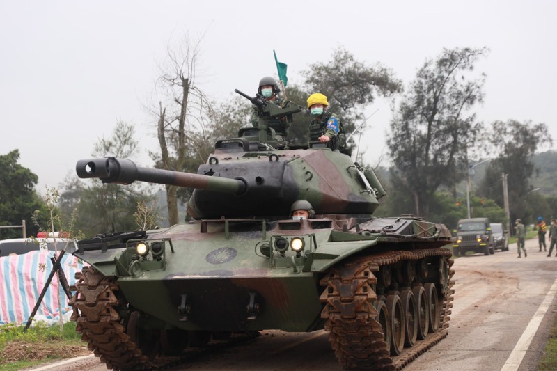 烈嶼戰車連的M41A3戰車在道路上機動。圖／取自陸軍司令部臉書