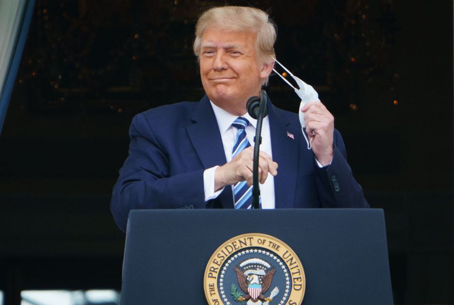 川普10日在白宮陽台上發表演說前摘下口罩。（法新社）
