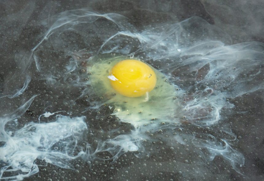 將雞蛋與室溫水一起倒入滾水鍋裡。也可以使用一般白醋，利用醋加速蛋白質凝固，幫助水...