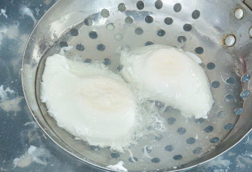 煮水波蛋的過程總共5分鐘，煮好後用濾網撈起。 圖／台灣廣廈提供