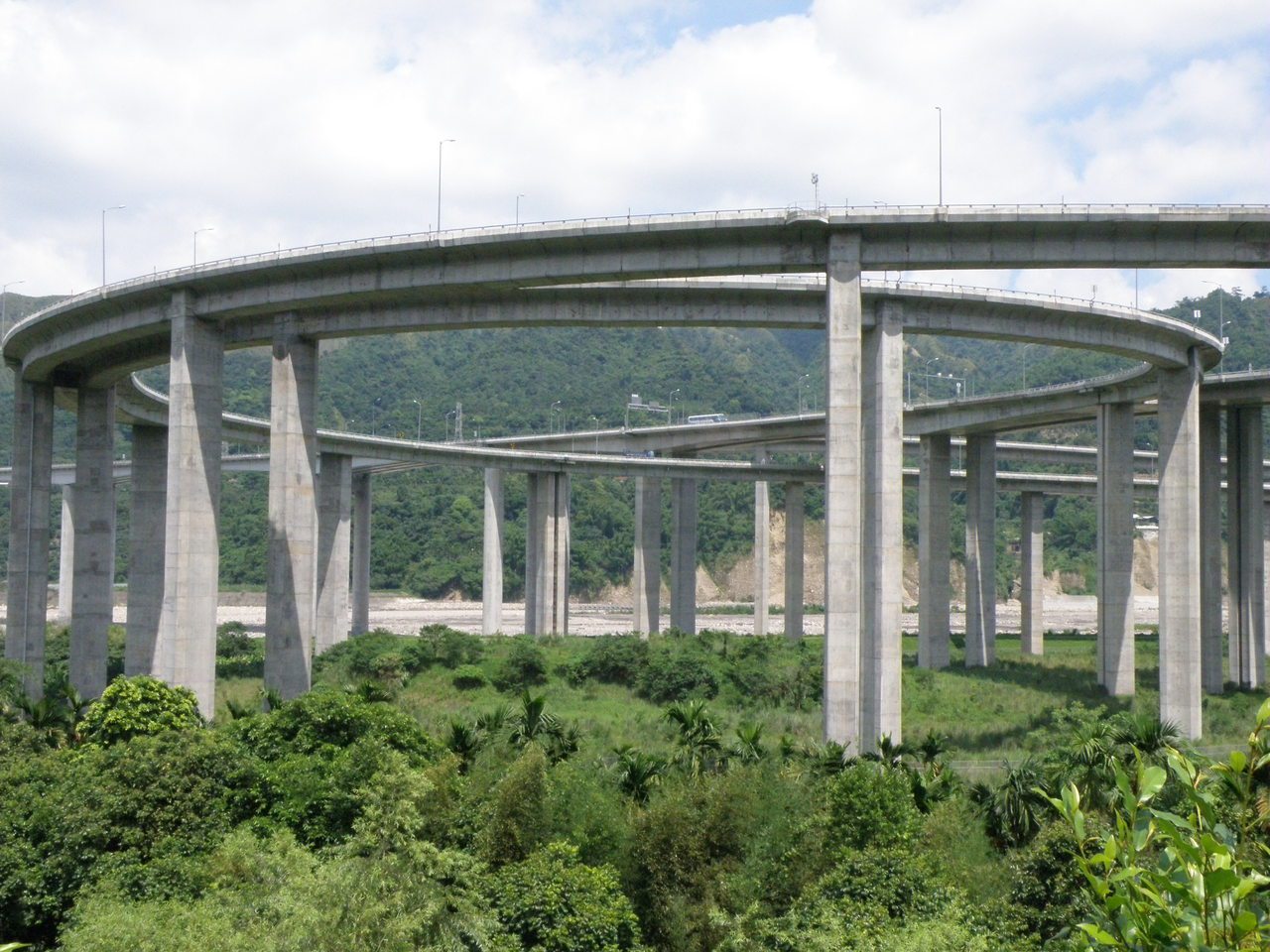 獨特的高速公路交流道美景，在2010年時，由台灣公路迷社團「公路邦」票選為台灣「...