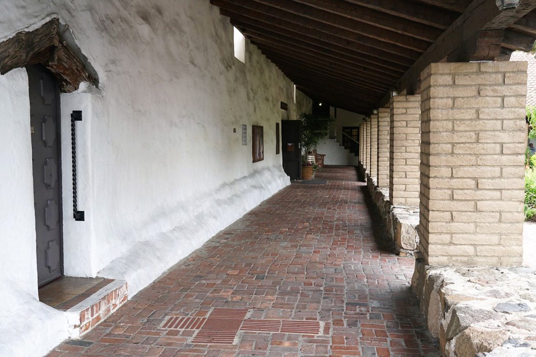 長廊的地磚，有特別設計的十字架。