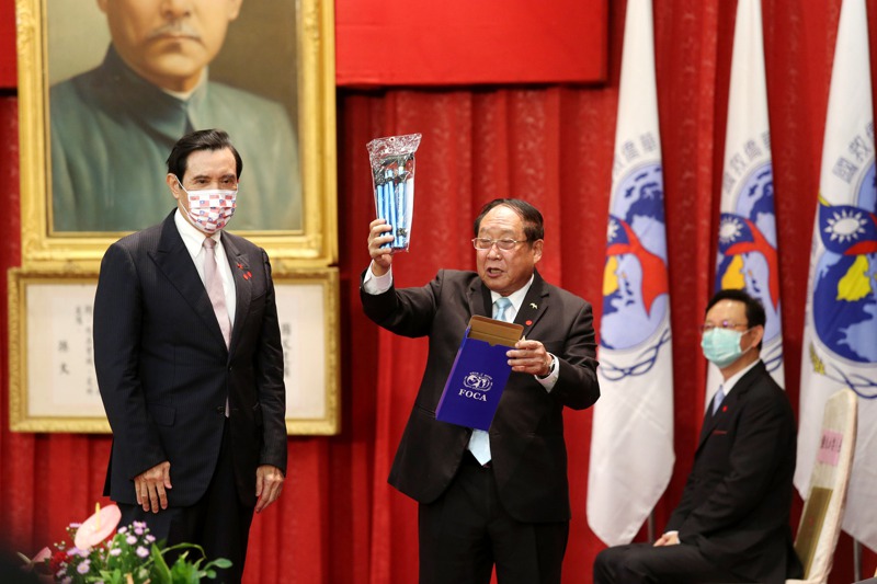前總統馬英九今天出席華僑節慶祝大會，致詞後主辦單位贈送健行杖。記者邱德祥／攝影