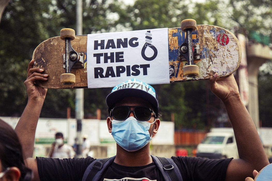 當孟加拉政府終於回應街頭咆哮，並同意修法，將「死刑」列為性侵犯罪的最高刑度後。曾...