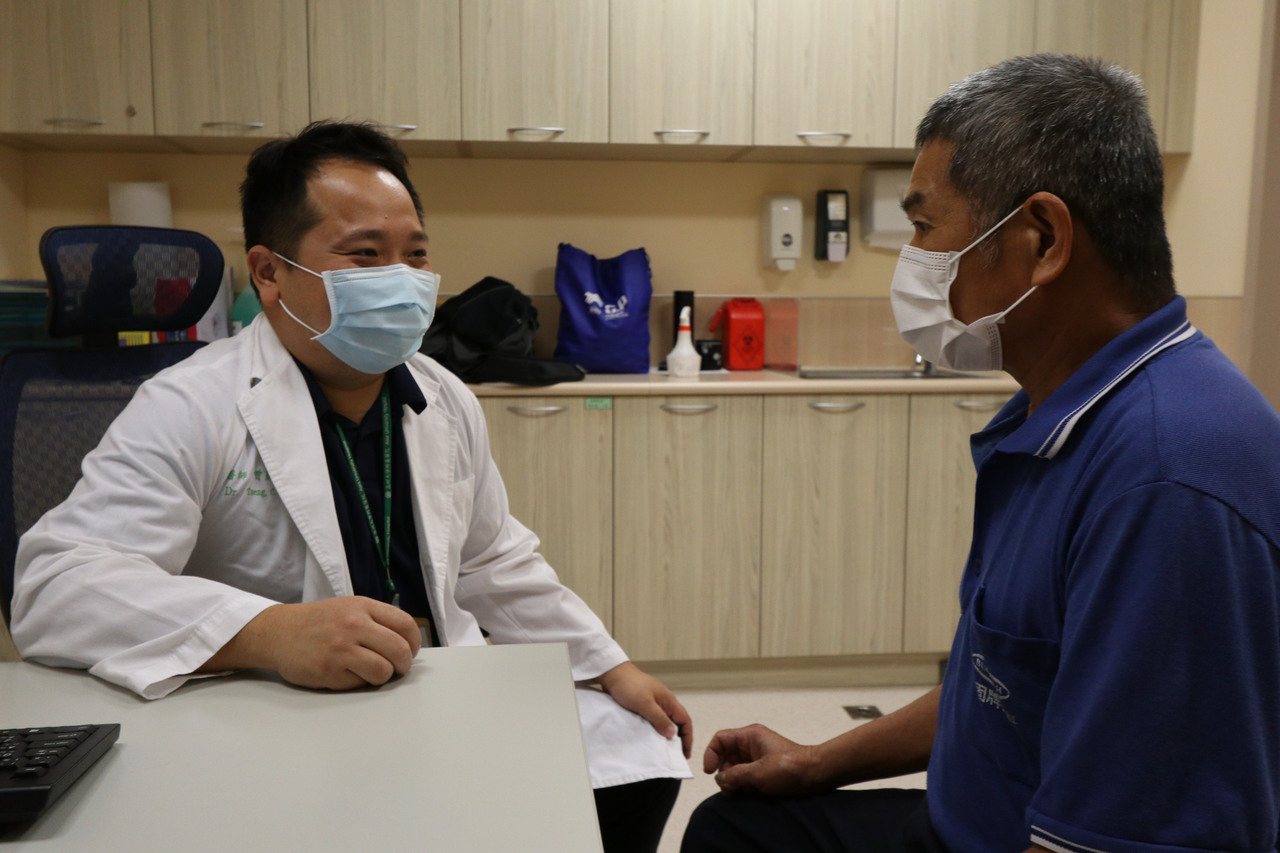 醫師曾晟恩（左）提醒民眾，絲瓜有苦味就要小心葫蘆素，並提高警覺。圖／亞洲大學附屬醫院提供