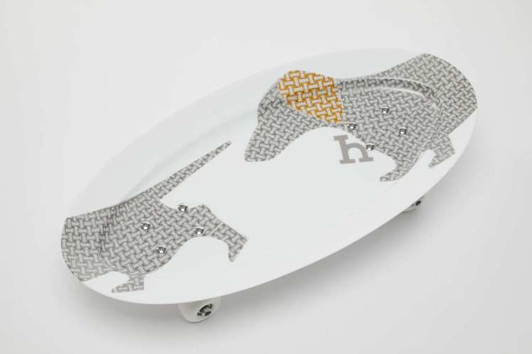滑板造型裝飾瓷盤，15萬1,200元起 (依商品實際材質而定)。圖／愛馬仕提供