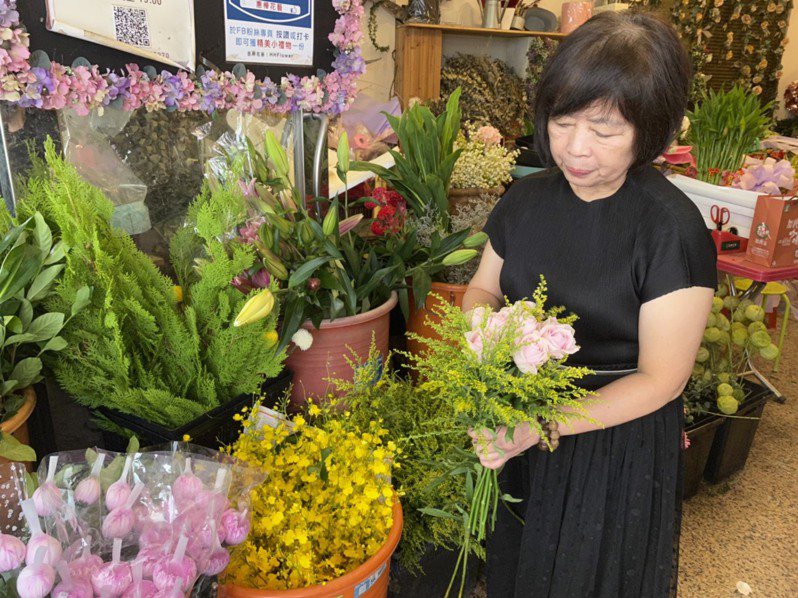 從事花藝事業36年的賴麗惠說，隨著台灣經濟走下坡，花店的榮景不再。記者陳雅玲／攝影