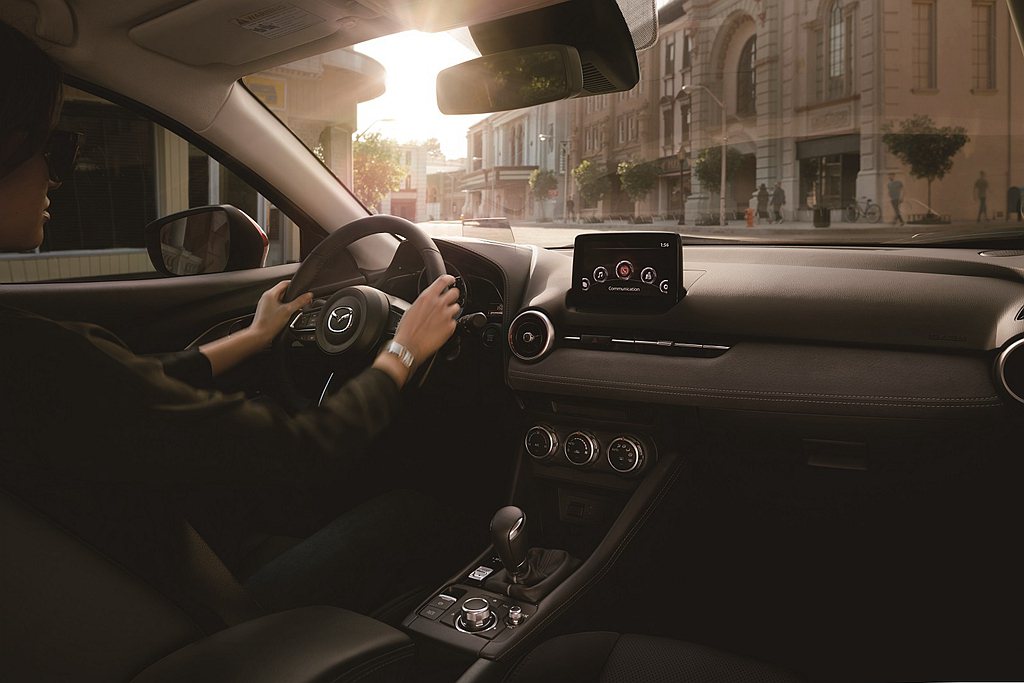 Mazda CX-3旗艦型配置多項豪華舒適配備，如：真皮座椅、駕駛座八向電動調整...
